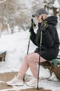 Zalety nordic walking dla osób dojrzałych: prosty sposób na poprawę kondycji i samopoczucia