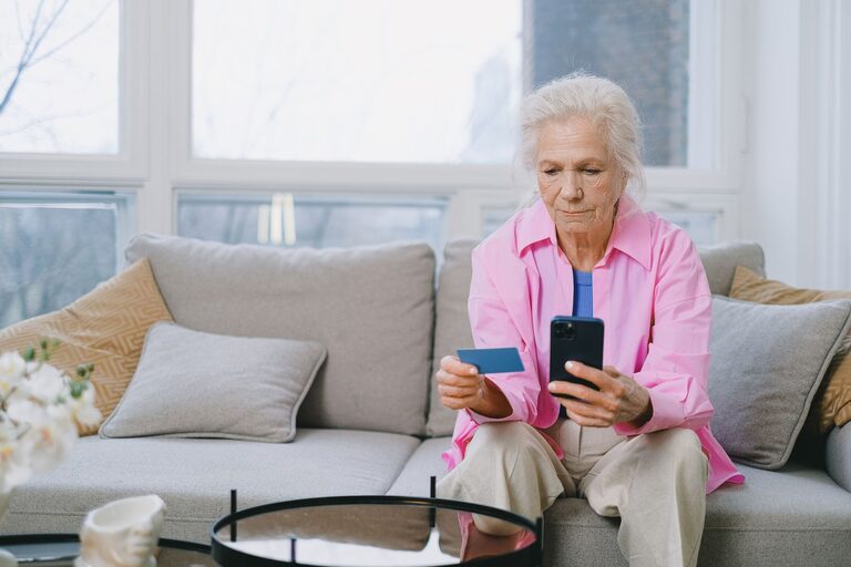 Bezpieczne zakupy online – poradnik dla osób 50+