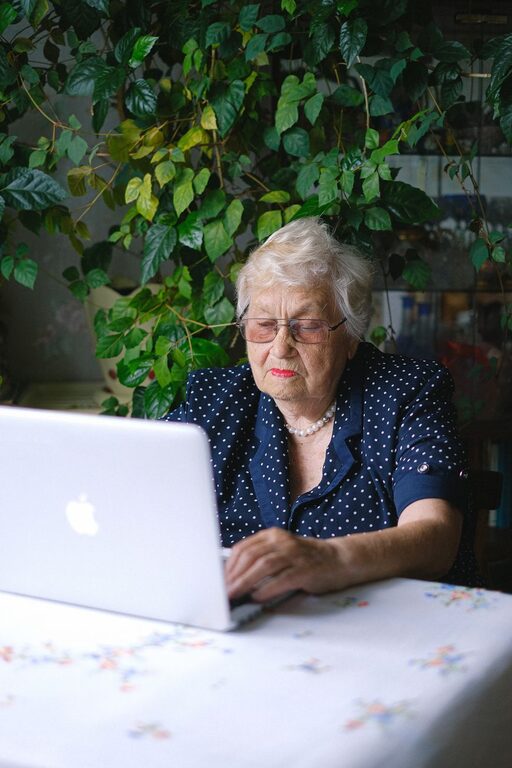 Technologie wspierające niezależność – nowoczesne gadżety dla osób 50+
